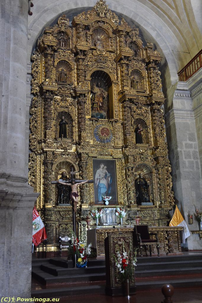Barokowy ołtarz w kościele Jezuitów.