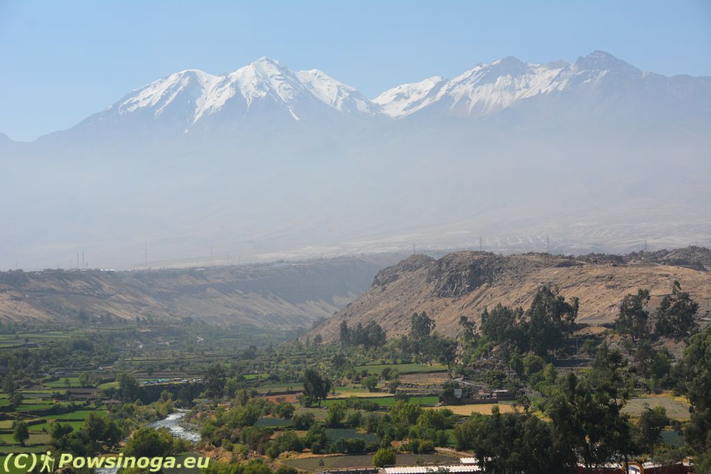 Widok na wulkany wokół Arequipy