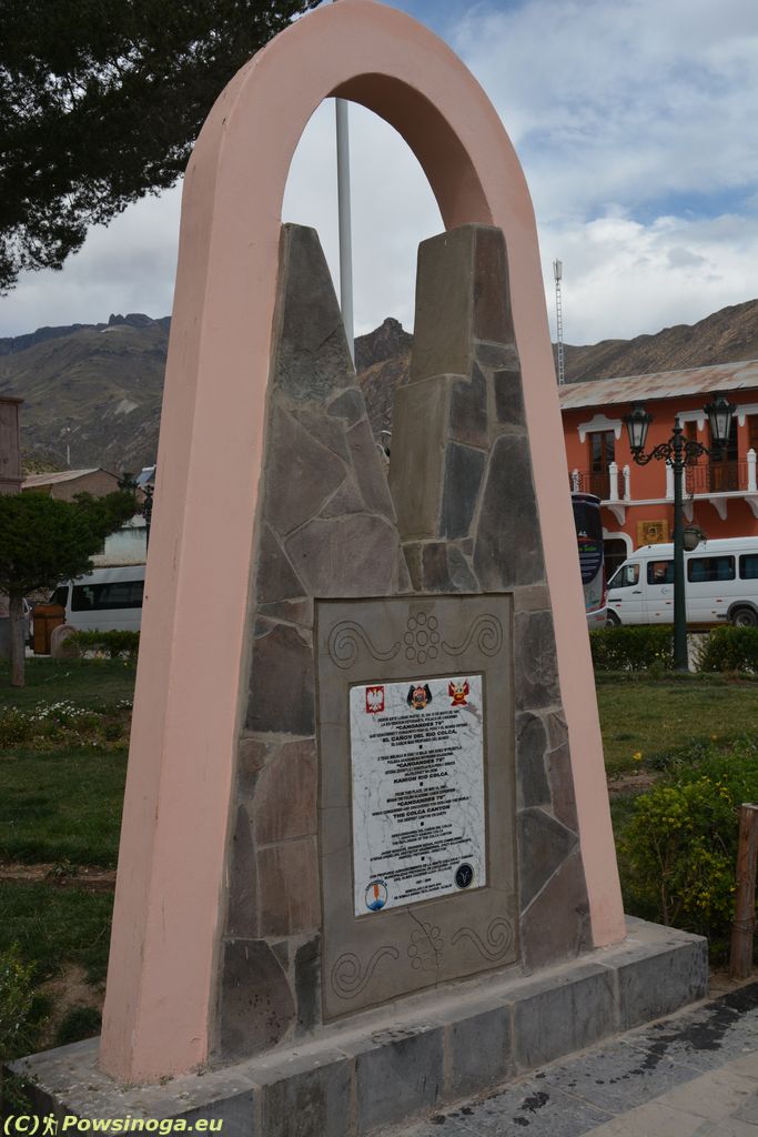 
Pamiątkowa tablica na głównym placu w Chivay w językach polskim, hiszpańskim i angielskim.