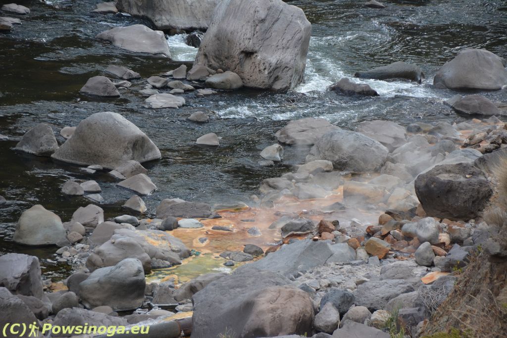  Źródła siarczkowe w rzece Colca w Coporaque.