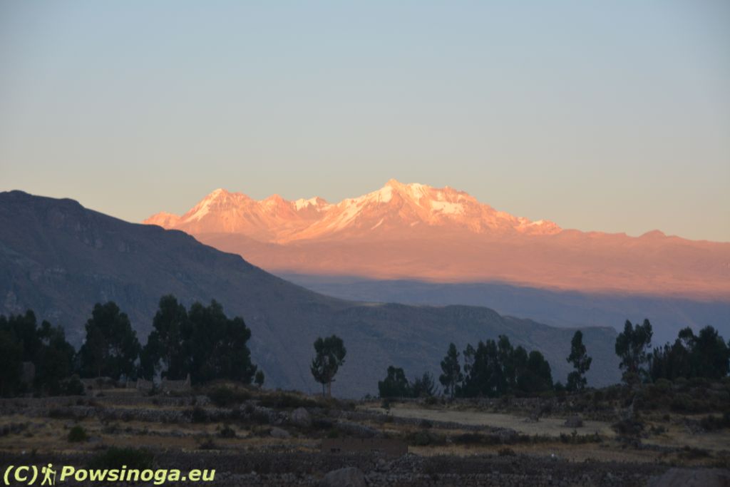 Wschód słońca nad Andami - Coporaque.